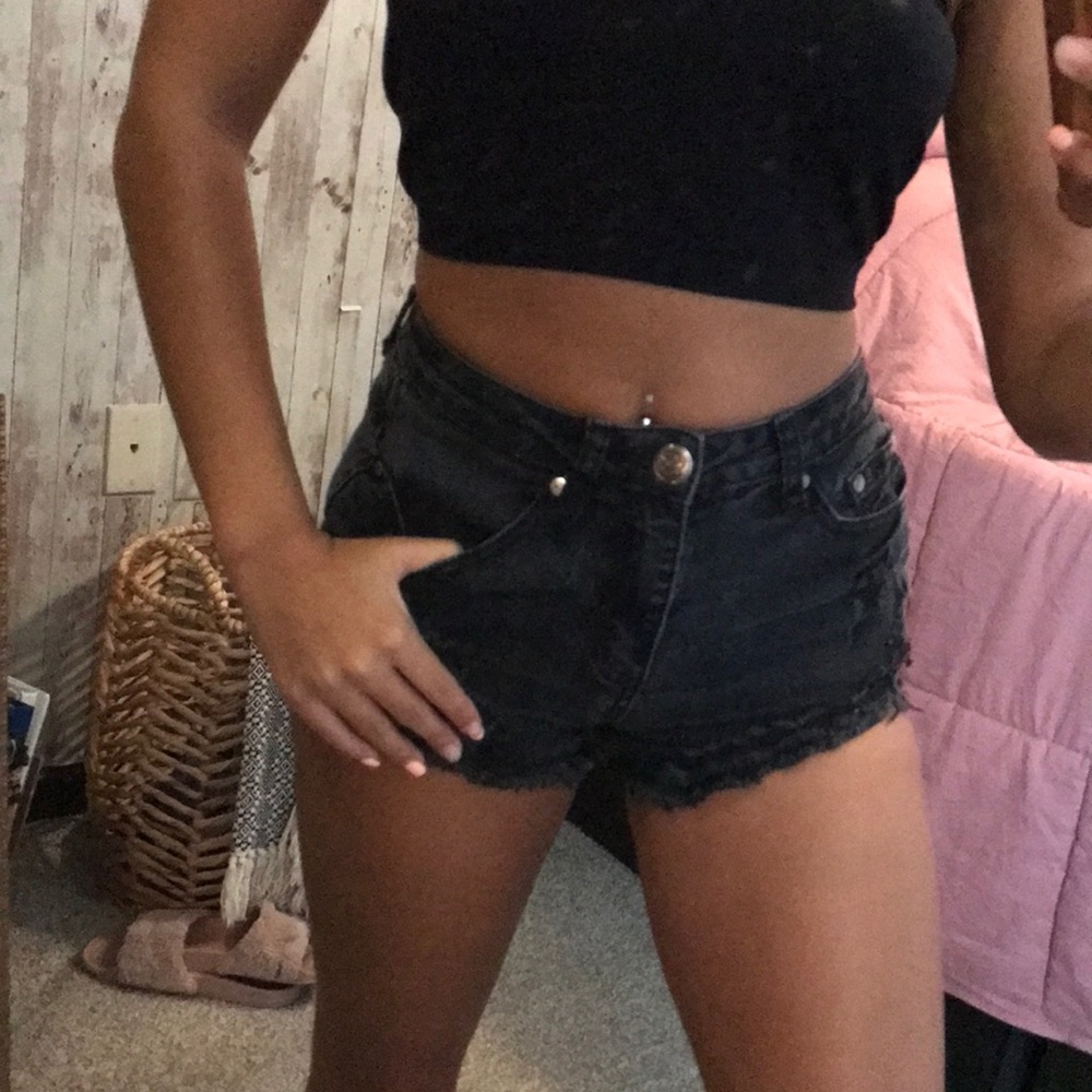 🌻 Black mid-rise distressed jean shorts 🌻